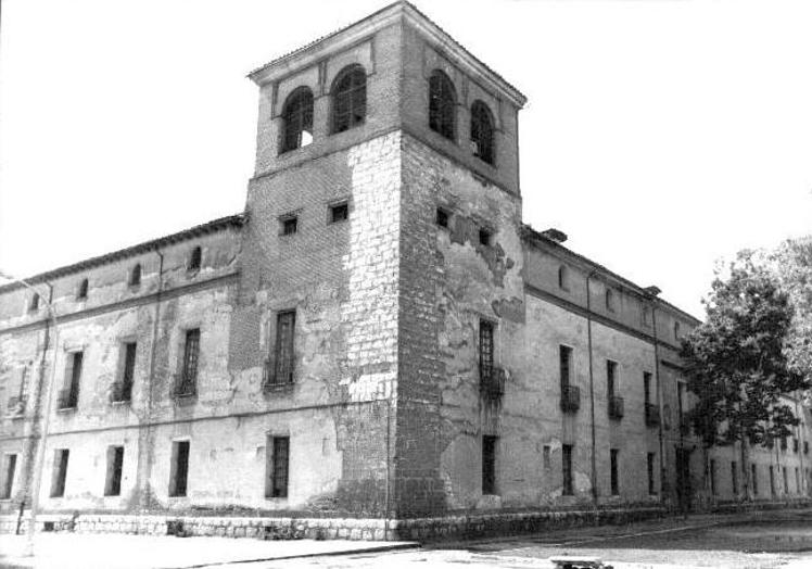 Imagen principal - Arriba, el palacio en los años setenta del siglo XX. Debajo, a la izquierda, la plaza de La Trinidad en la actualidad y, a la derecha, el patio del interior del palacio de los Condes Benavente.