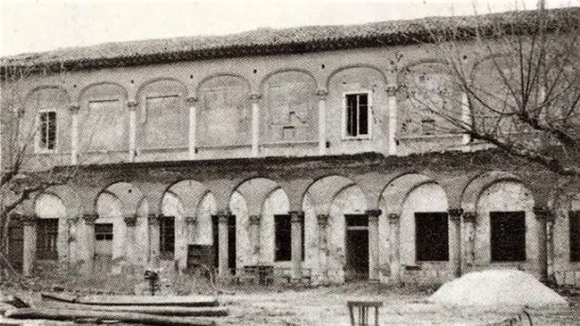 Imagen antes - La galería del palacio antes de su restauración y aspecto actual de la galería occidental desde San Quirce.