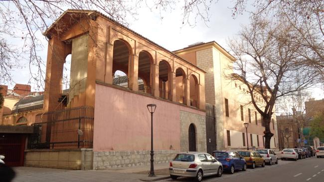 Imagen después - La galería del palacio antes de su restauración y aspecto actual de la galería occidental desde San Quirce.