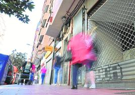 Comercio cerrado en la avenida de Segovia de Valladolid.