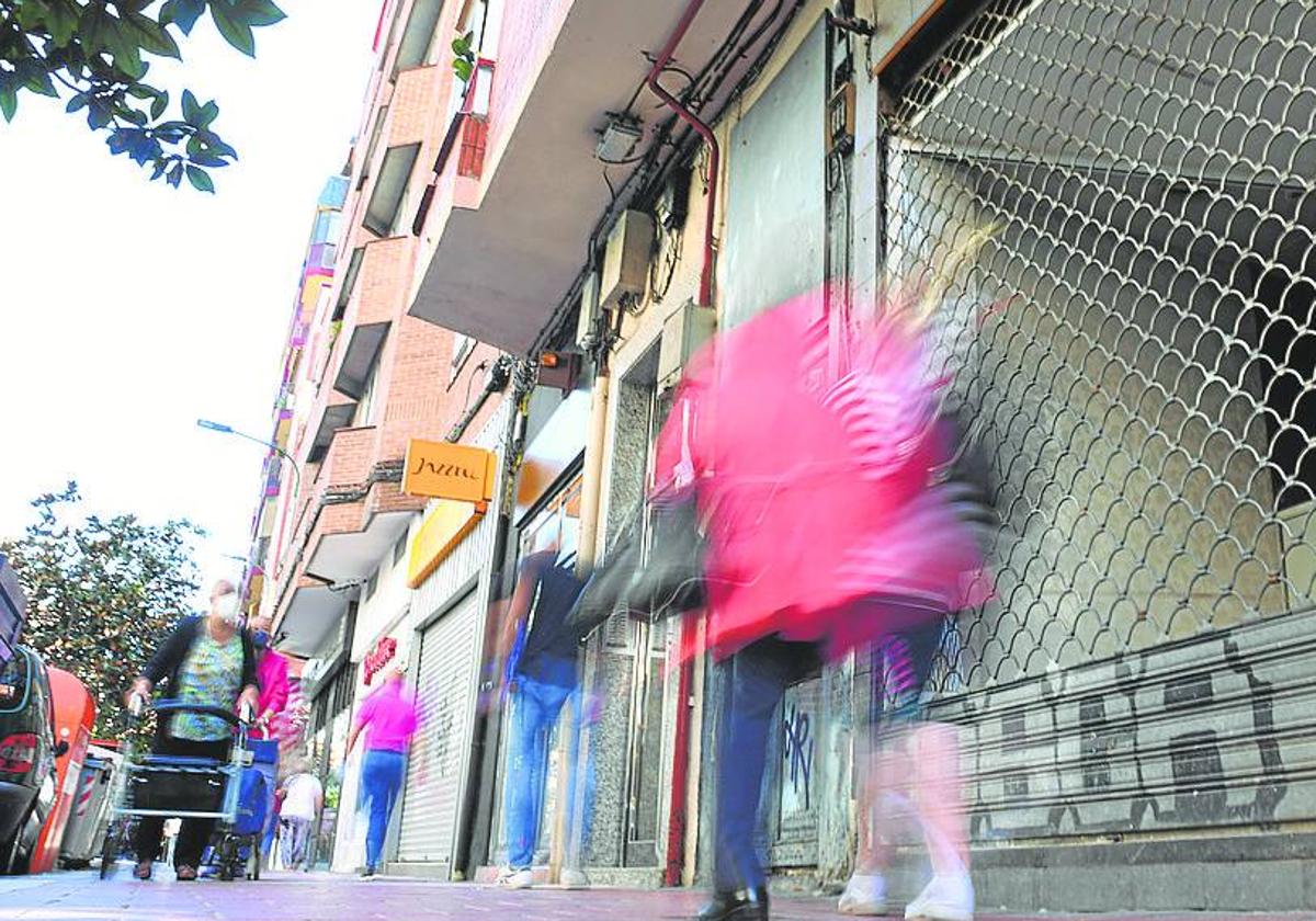 Comercio cerrado en la avenida de Segovia de Valladolid.