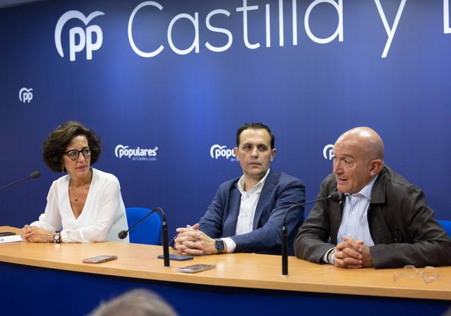 Carnero, junto a Mercedes Cantalapiedra y Conrado Íscar, en la presentación de los candidatos al Congreso y al Senado por el PP de Valladolid.