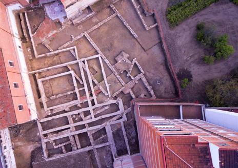 Imagen secundaria 1 - Vista general de la excavación arqueológica realizada en 2020 y muros, debajo a la derecha, de la panda sur del claustro del convento.