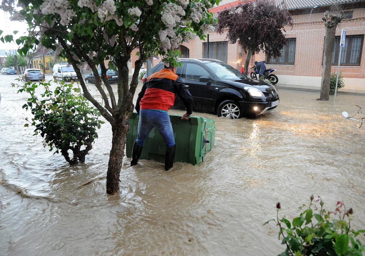 Agua en el centro de La Seca tras la tormenta que cayó el pasado 17 de junio.