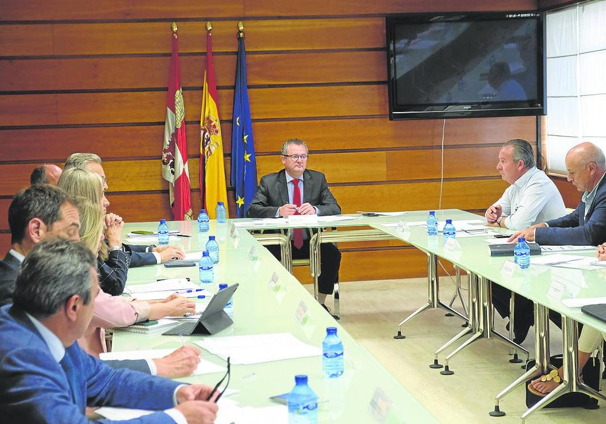 El consejero Gerardo Dueñas, en el centro, preside el Consejo Agrario de Castilla y León.