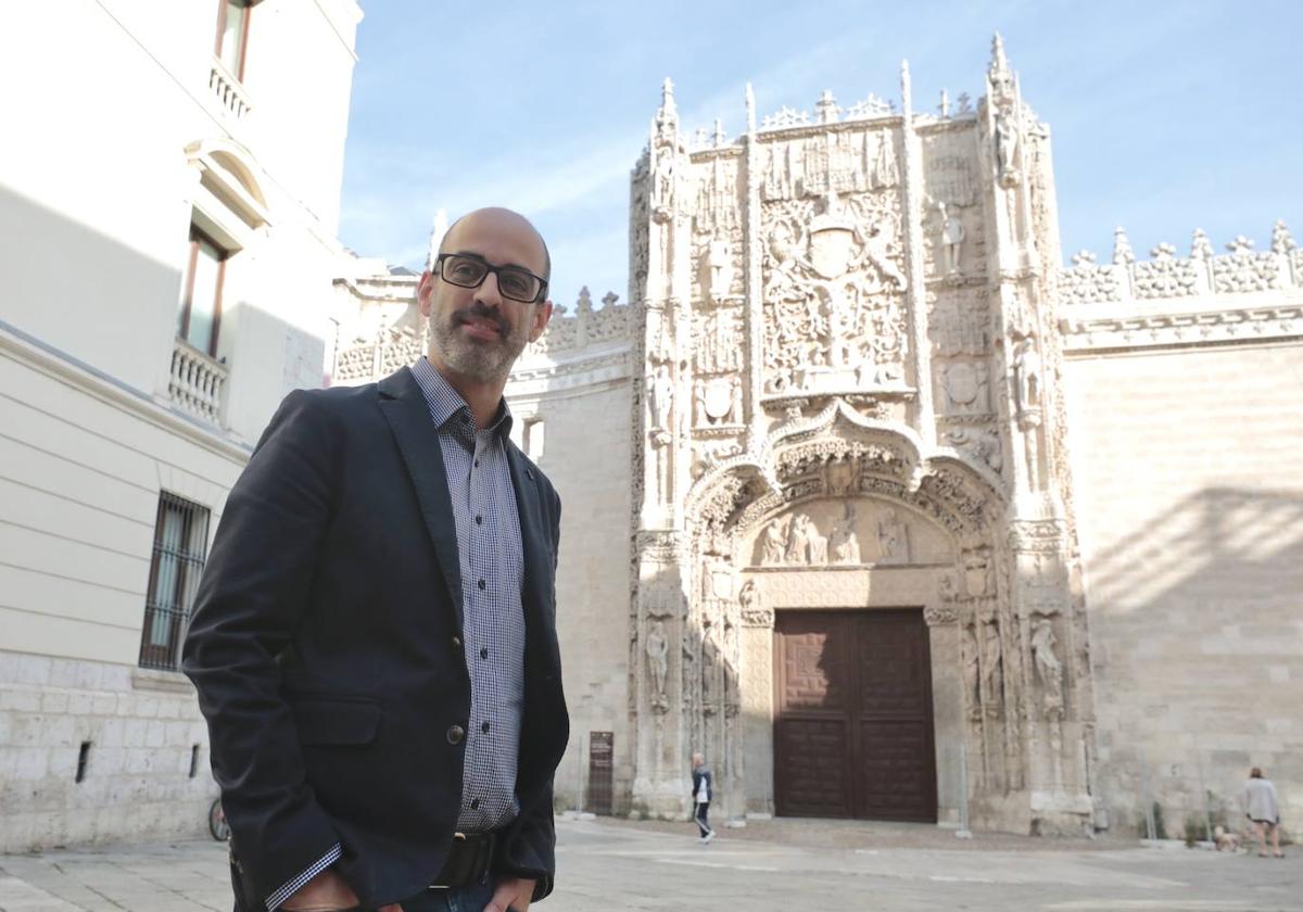 Alejandro Nuevo, frente a la fachada del Museo Nacional de Escultura.