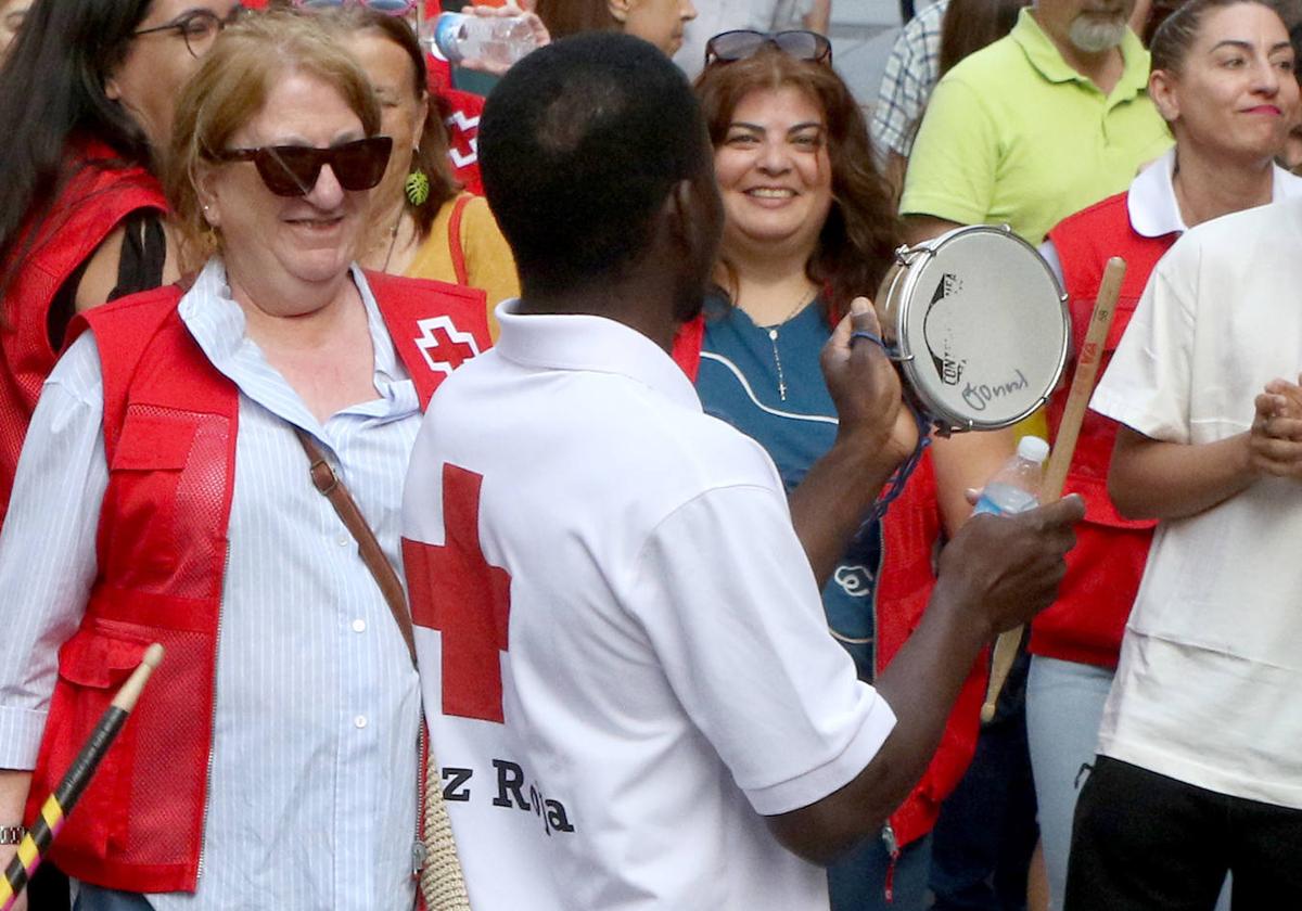 Un joven voluntario, durante la batucada organizada por Cruz Roja.