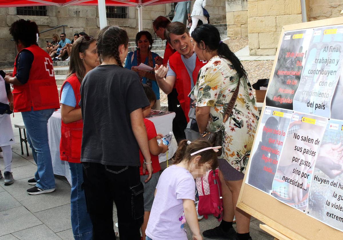 Voluntarios de Cruz Roja Segovia, junto a una familia de personas refugiadas.