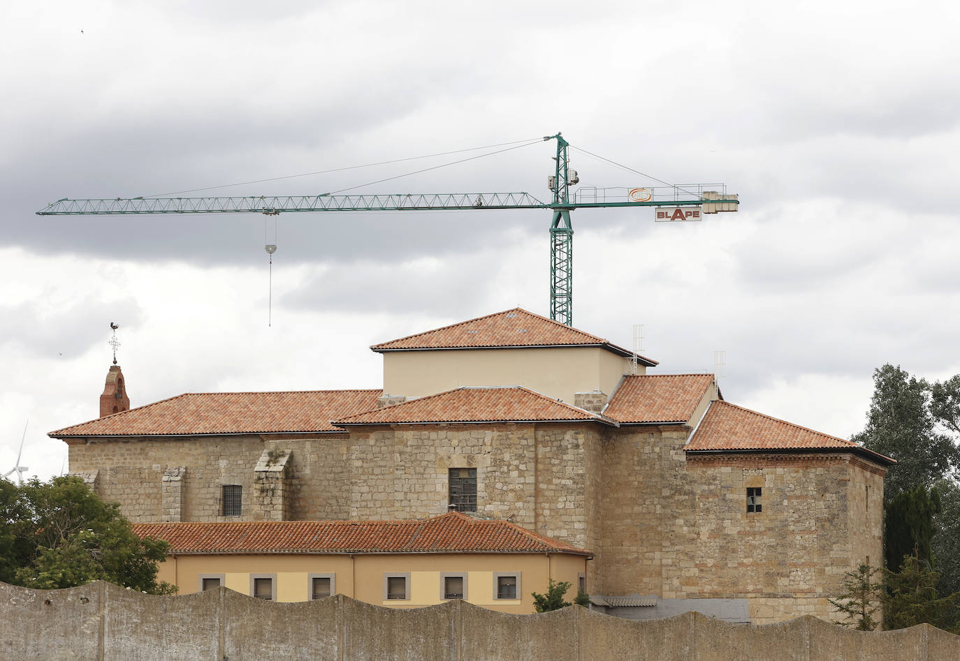 El exterior del Monasterio de Ampudia luce como antes del incendio