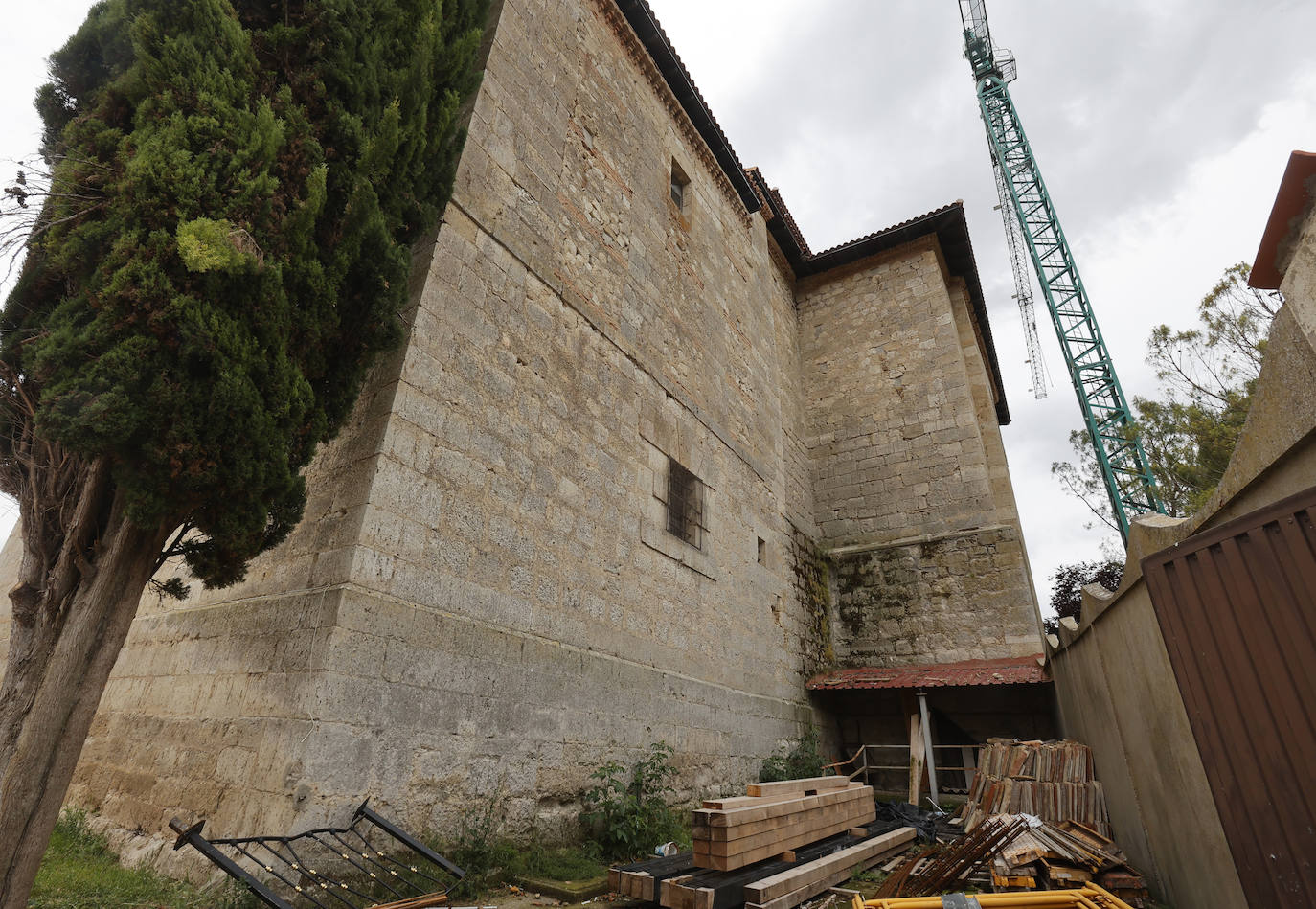 El exterior del Monasterio de Ampudia luce como antes del incendio