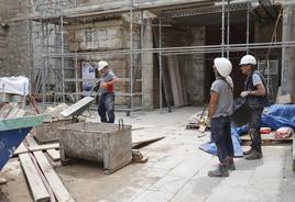 Los operarios trabajan en las obras de reparación en el Monasterio de Alconada de Ampudia, este martes.