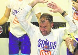 Pedro Rivero, entrenador del Palencia, disfruta con sus jugadores tras el triunfo.