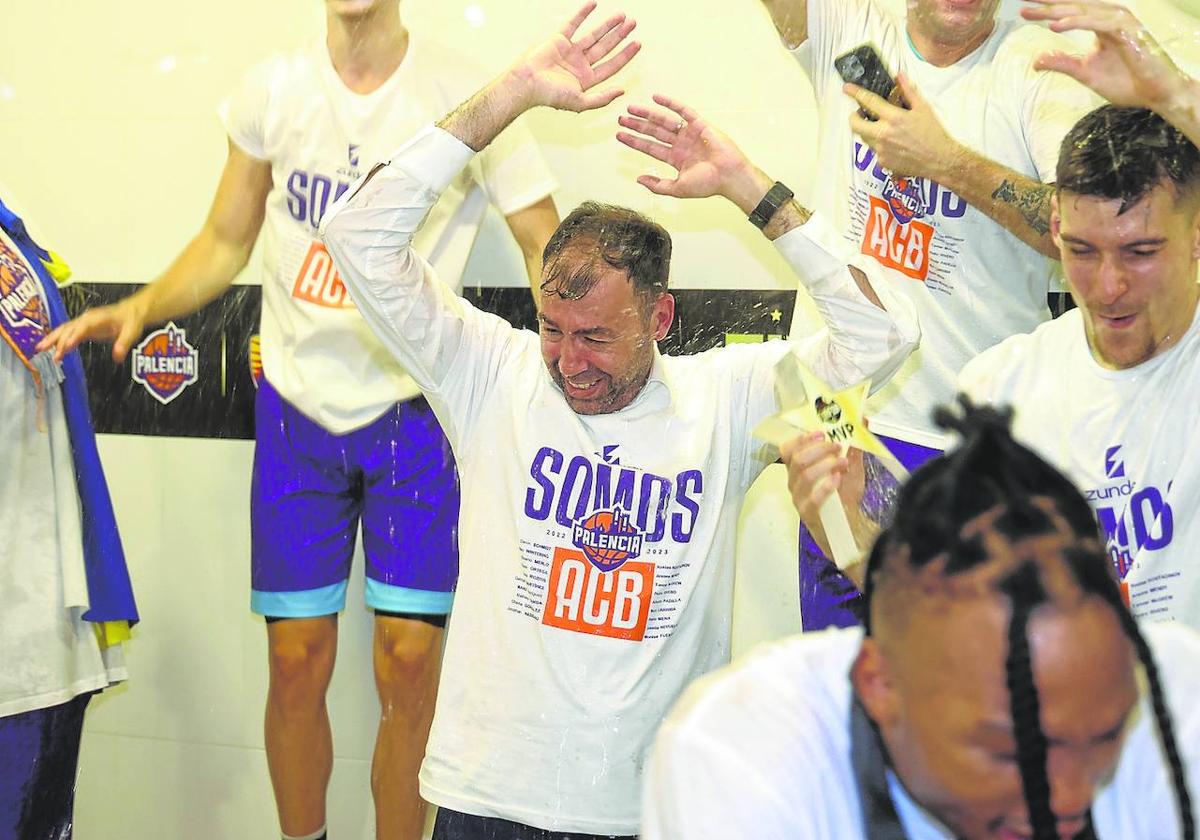 Pedro Rivero, entrenador del Palencia, disfruta con sus jugadores tras el triunfo.