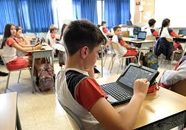 Los alumnos del colegio San Agustín atienden una lección a través de dispositivos electrónicos