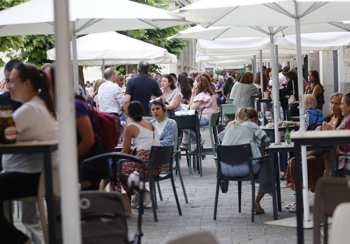 Terrazas de la Plaza Mayor llenas de clientes coincidiendo con la celebración del ascenso a la ACB del Zunder Palencia.