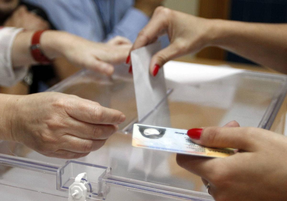 Una mujer vota en las pasadas elecciones municipales.