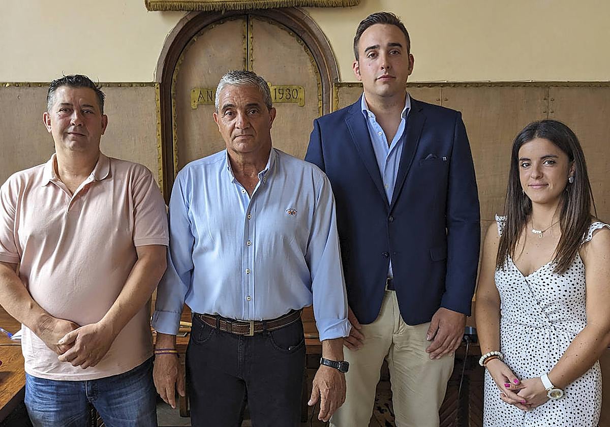 El popular Fernando Aceves (2º izq.) es el alcalde de Coca.