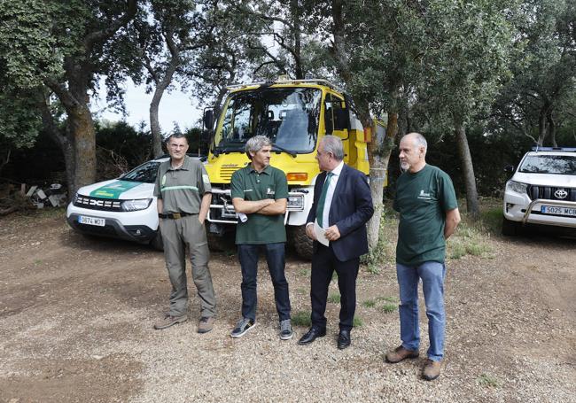 El delegado de la Junta presenta el dispositivo contra incendios.