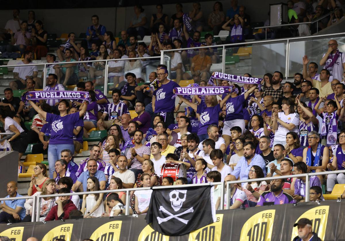 Aficionados del UEMC en las gradas del Coliseum de Burgos.