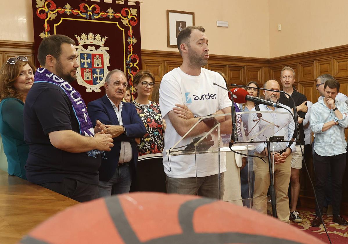 El técnico del Zunder, Pedro Rivero, en su intervención el lunes en la recepción en el Ayuntamiento.