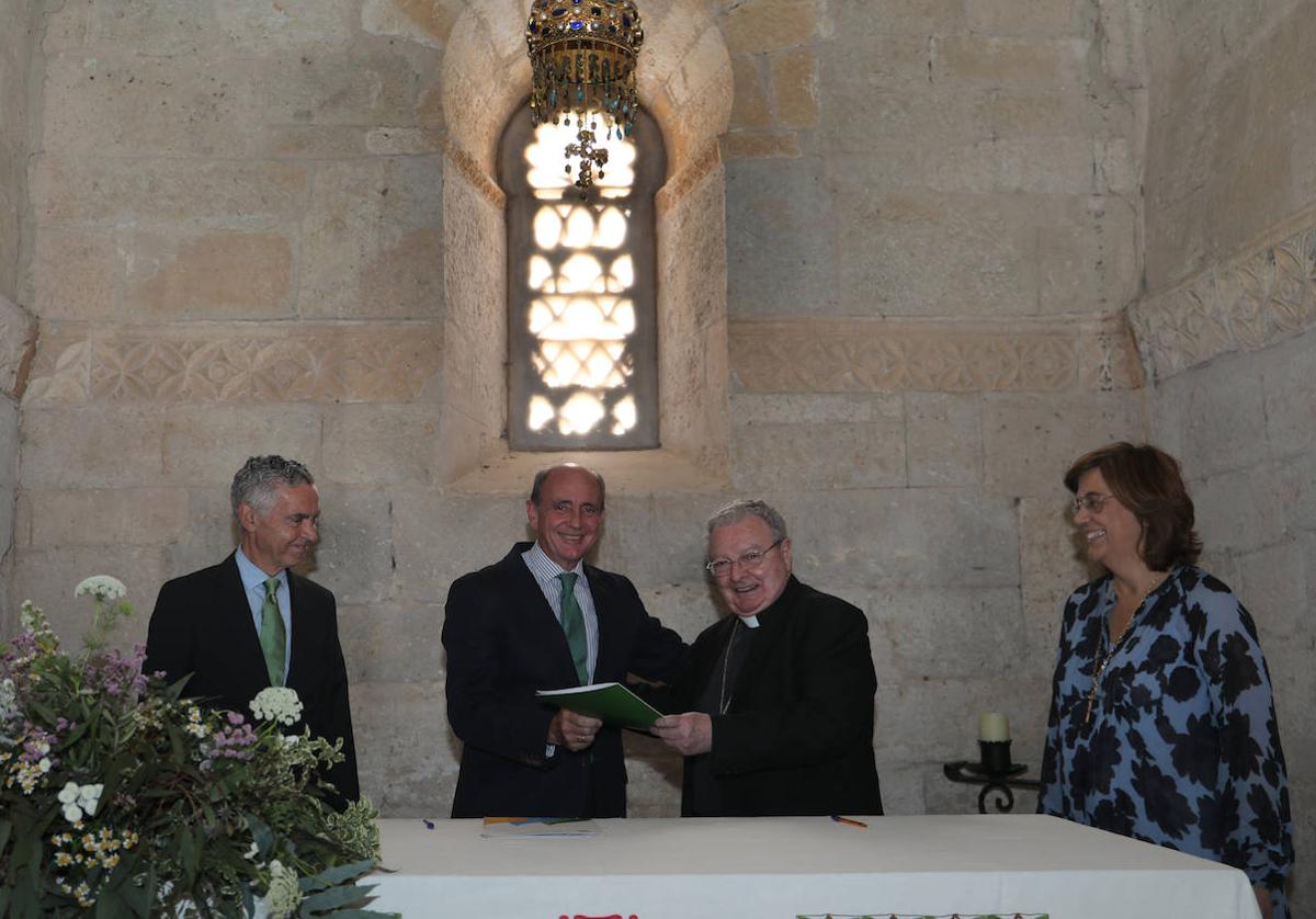 El obispo de la Diócesis, Manuel Herrero, y el director de la Fundación Iberdrola España, Ramón Castresana, celebran el convenio acompañados del presidente de la Fundación, Fernando García, y la presidenta de la Diputación, Ángeles Armisén, este miércoles en San Juan de Baños.