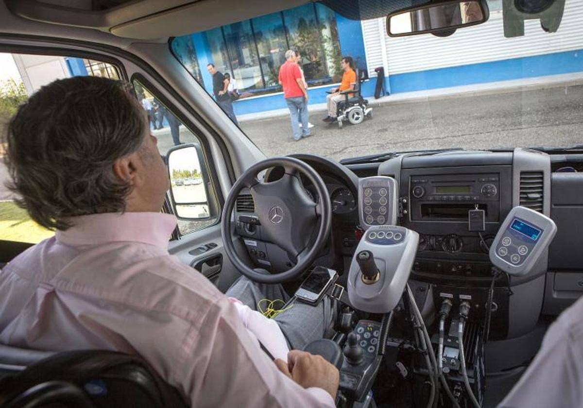 Vehículo adaptado que permite la conducción mediante un joystick.