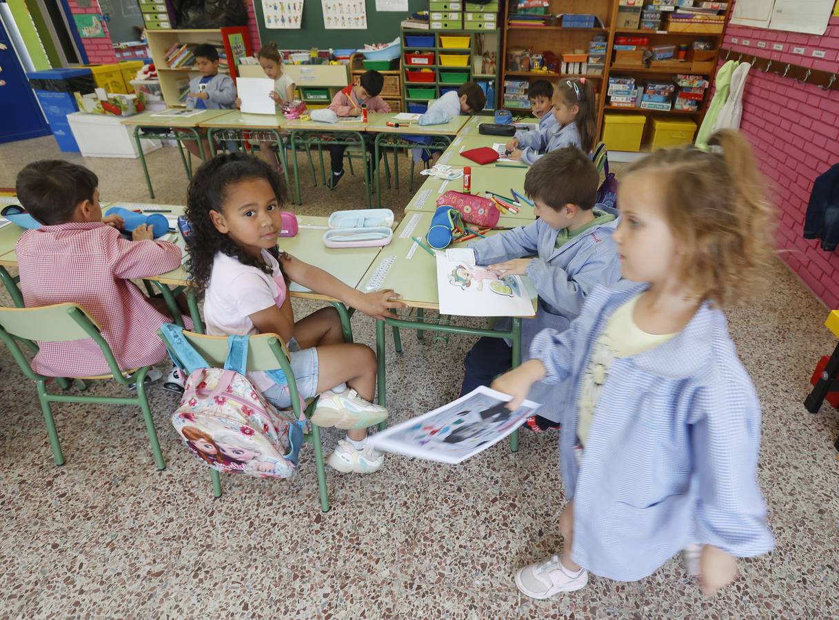 Once nacionalidades conviven y aprenden en las aulas de Paredes de Nava