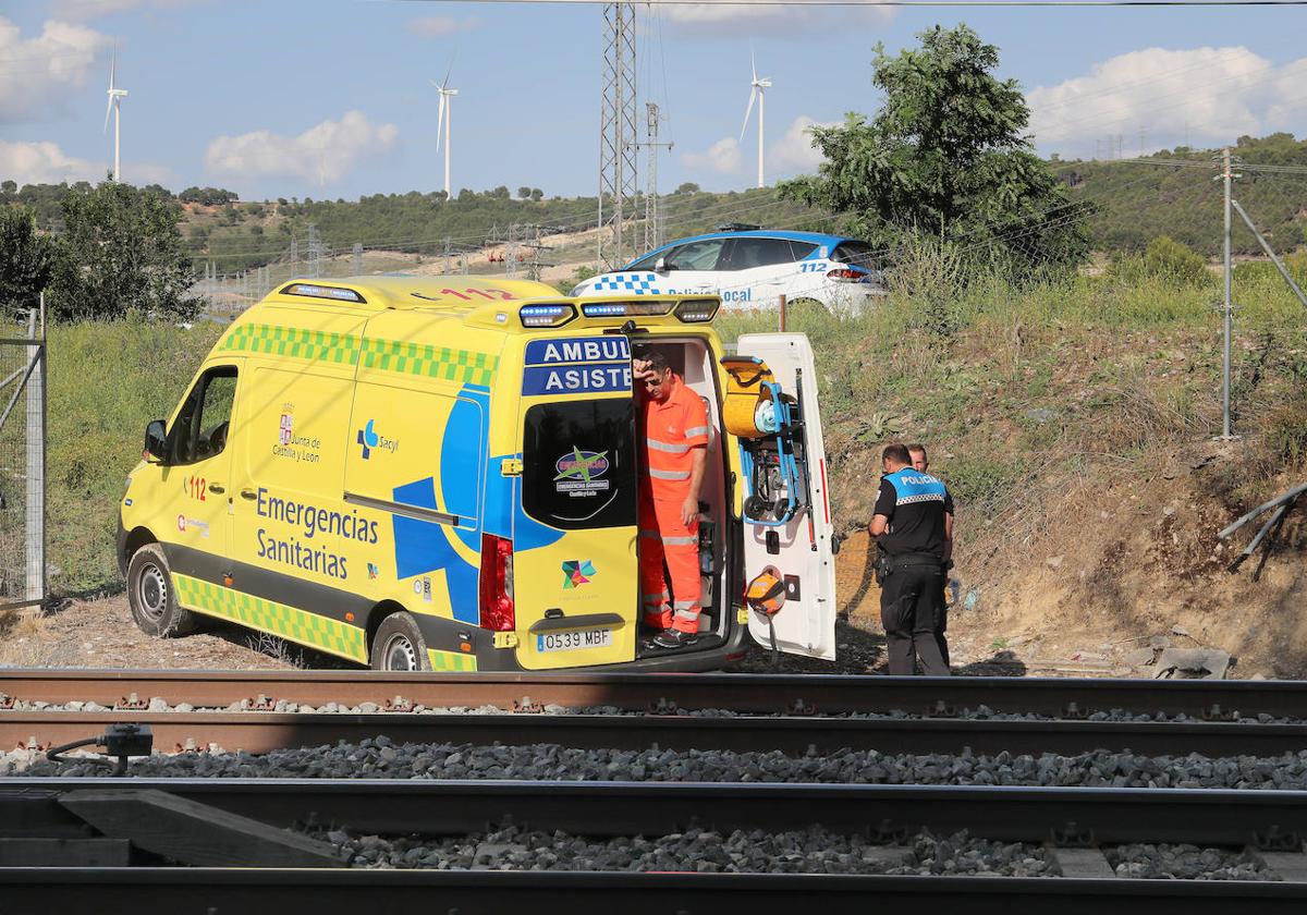 Policía y servicios sanitarios en el lugar de los hechos.