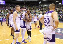 Melwin Pantzar se abraza a Lucas N'Guessan tras el último partido en Burgos.