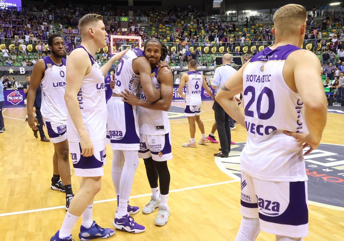 Melwin Pantzar se abraza a Lucas N'Guessan tras el último partido en Burgos.