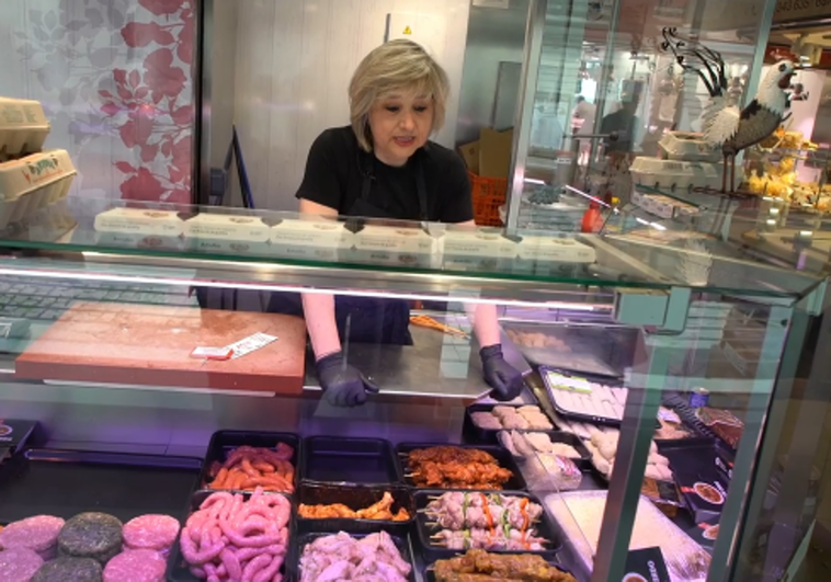 Esther Mayo en una de las pollerías del Mercado del Val.