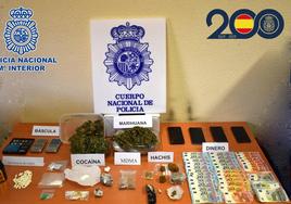 Droga y dinero intervenidos en la operación.