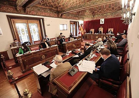 Pleno anterior en la Diputación de Valladolid, con la bancada socialista y el representante de Toma la Palabra en primer término.