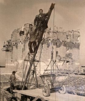 Imagen secundaria 2 - Arriba, trabajadoras de la antigua fábrica de achicoria en Cuéllar. Abajo, una piara por las calles de Cantimpalos y las obras de reconstrucción del castillo de Coca. 