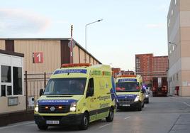 Las ambulancias trasladan a los dos operarios heridos.