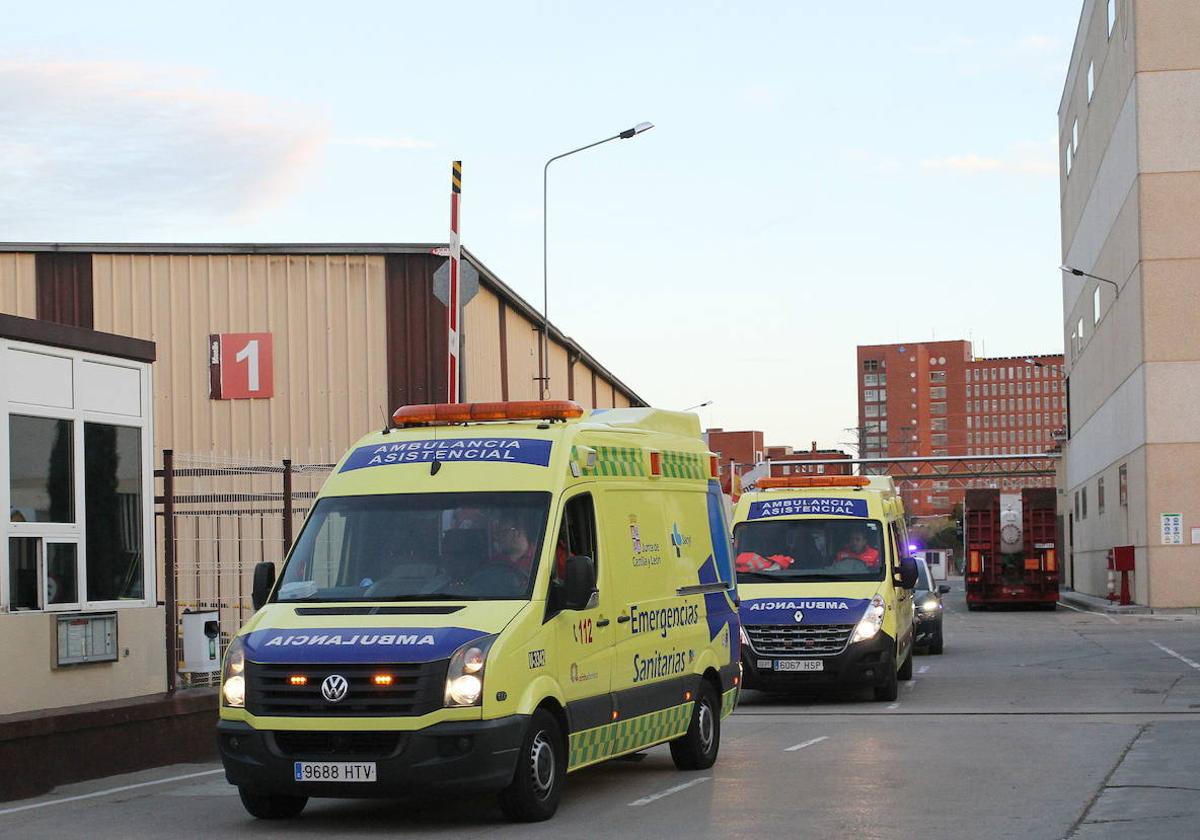 Las ambulancias trasladan a los dos operarios heridos.