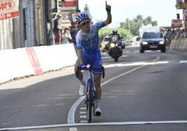 El británico Simon Yates, ganador en la última edición, cruza la meta de Guijuelo.