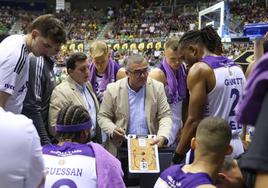 Paco García transmite instrucciones a sus jugadores en la semifinal con Palencia.