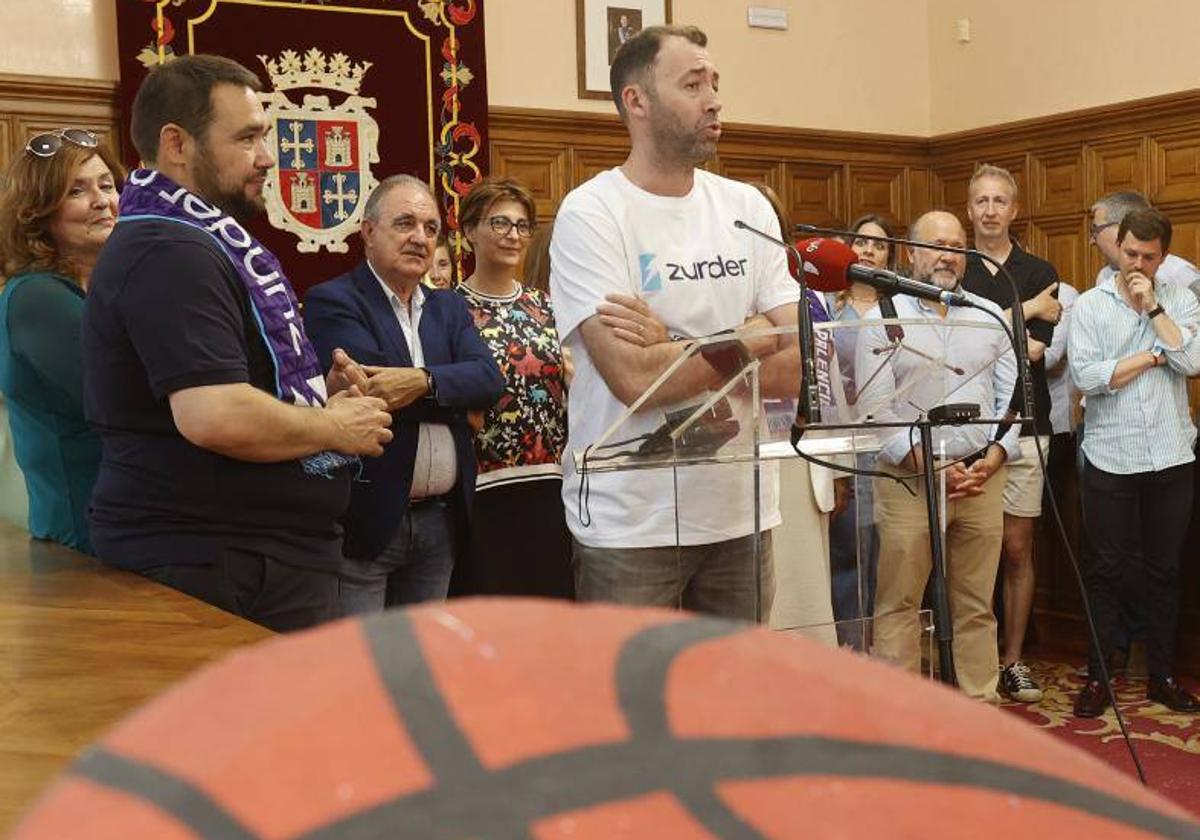 Pedro Rivero interviene en el Ayuntamiento, durante la celebración del ascenso a ACB.