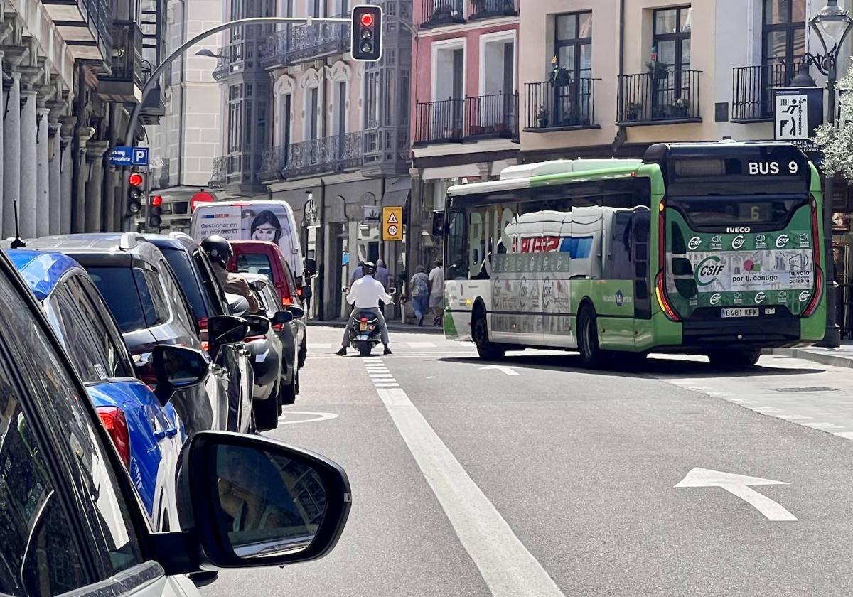 Un bus se incorpora al carril exclusivo en Fuente Dorada.