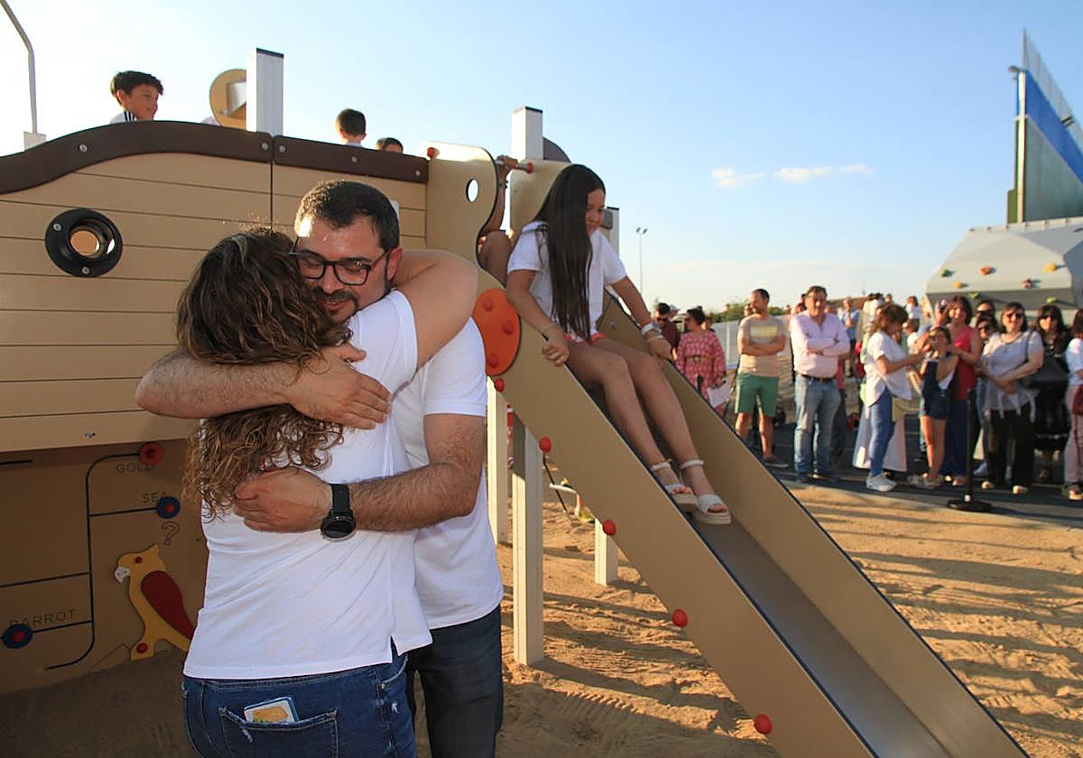 El padre de Olivia, Eugenio García, se funde en un abrazo frente al parque infantil que lleva el nombre de su hija.
