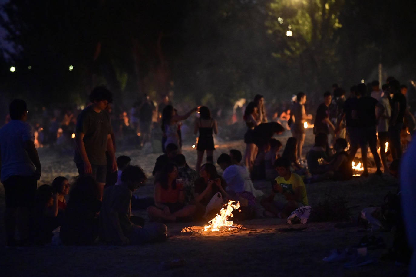 La playa de Las Moreras en la noche de San Juan, en imágenes