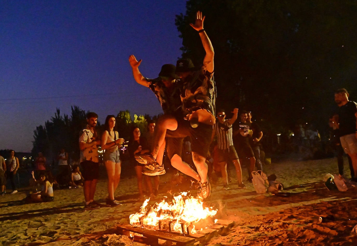 Las hogueras de la noche de San Juan, en imágenes