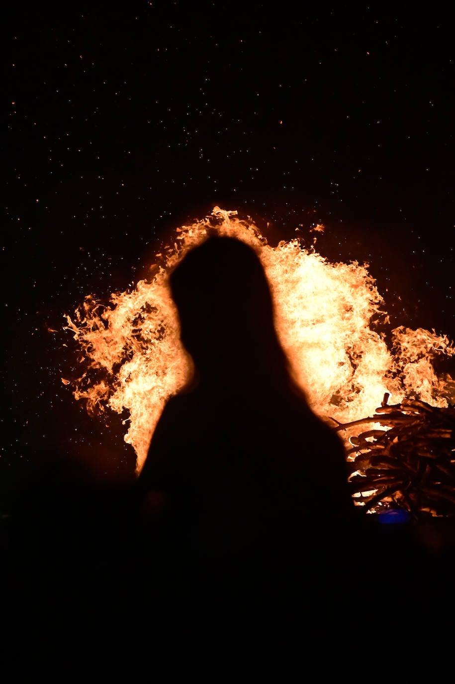 Las hogueras de la noche de San Juan, en imágenes