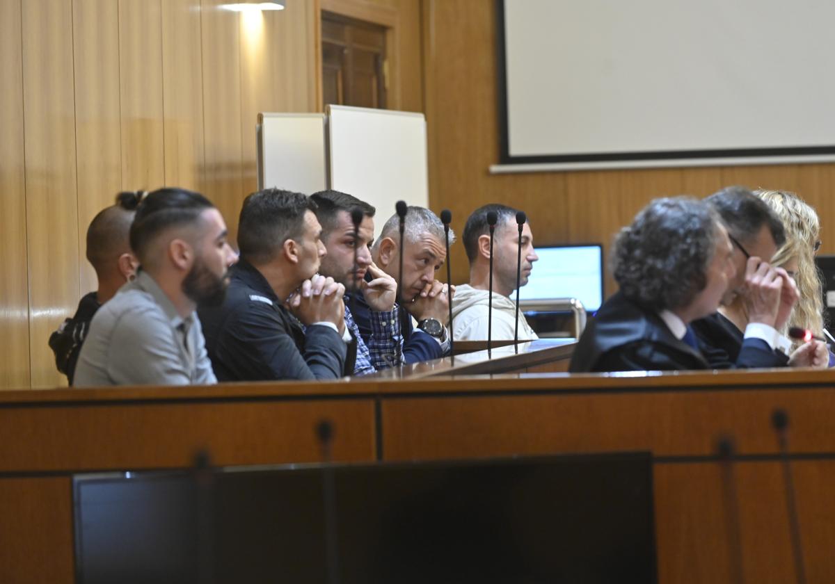 Los acusados por el robo, durante la celebración de la vista oral en la Audiencia de Valladolid.