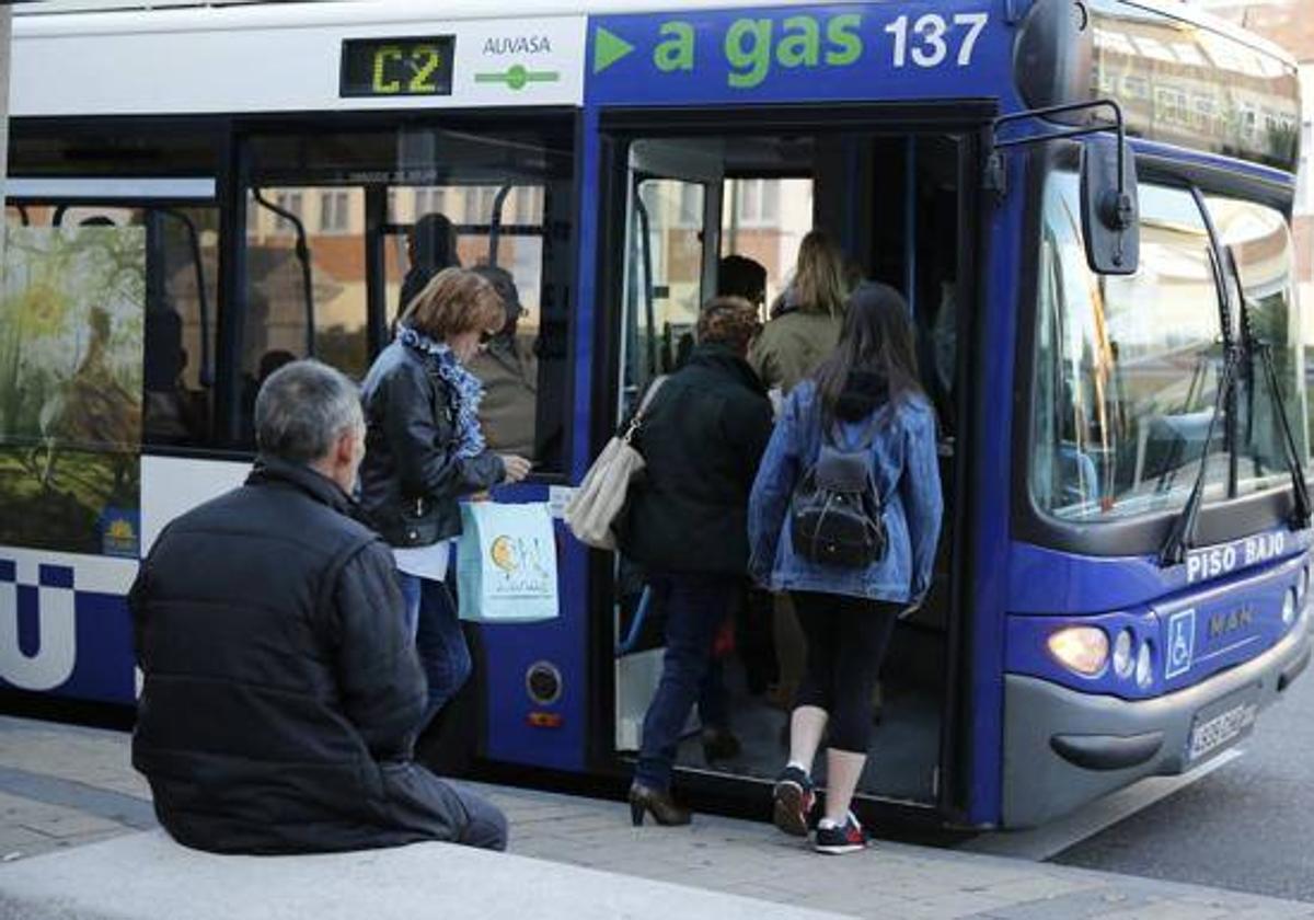 Viajeros suben a un autobús de Auvasa en Valladolid.