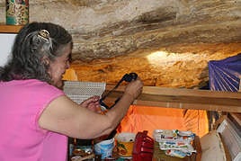 Manuela Álvarez enseña la fisura de la roca por la que se filtra el agua en su despensa.