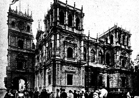 Imagen secundaria 1 - Arriba, palacios en el Campo de Marte; el Pabellón de España y publicidad de Lorenzo Bernal, que ganó una medalla de oro.