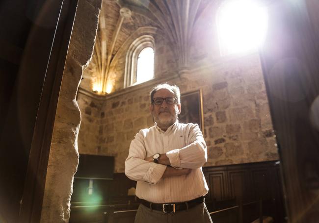 Juan Ignacio Plaza en la puerta de acceso a la Sala de Grados de la Facultad de Geografía de Salamanca.