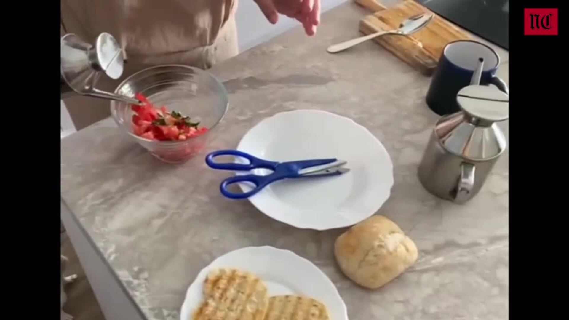 Cómo preparar una tosta de tomate con hierbabuena